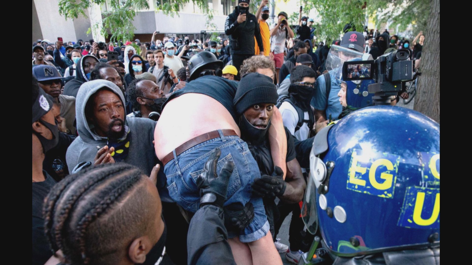 英國黑人示威者拯救被「私了」右翼分子