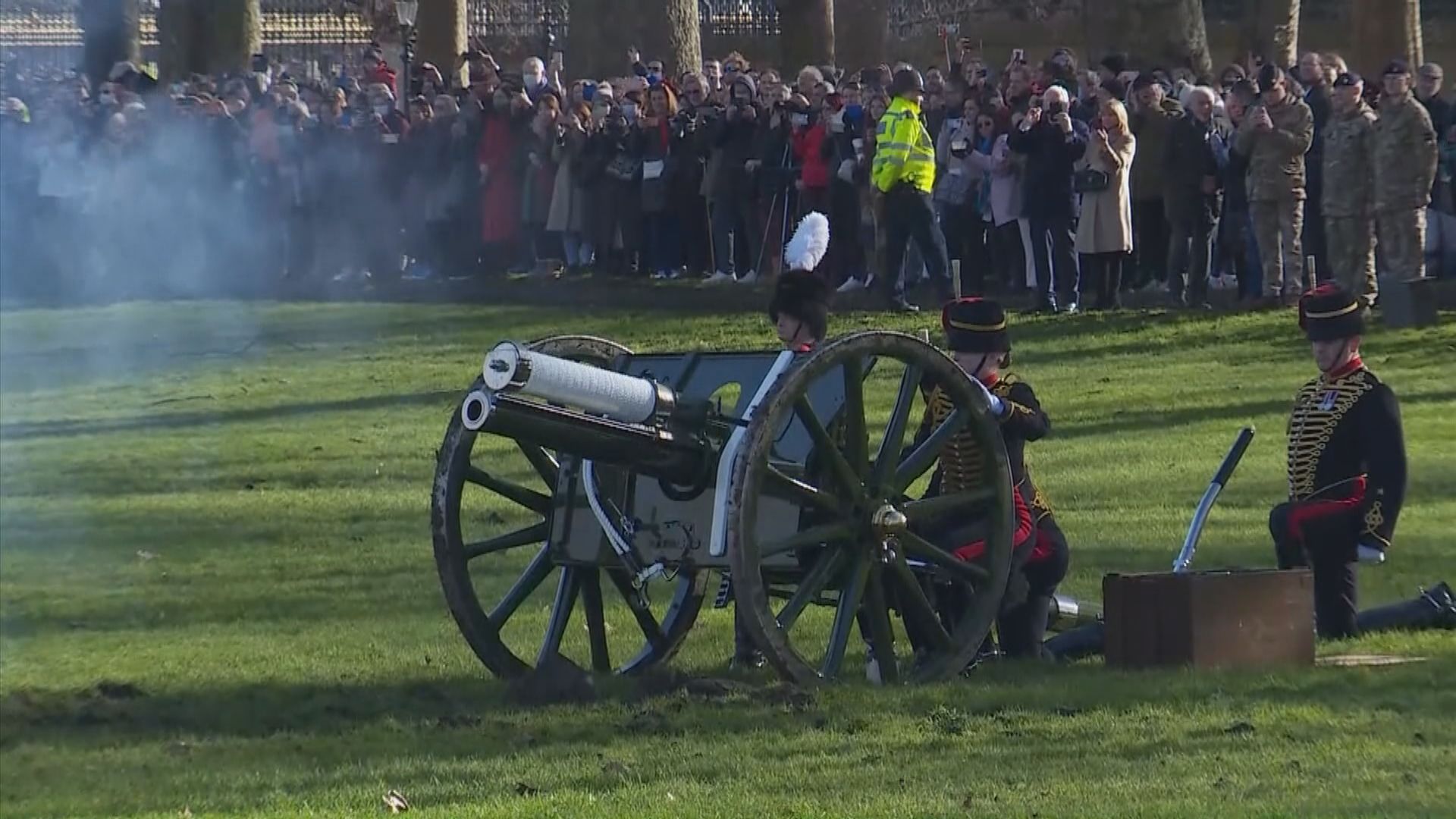 英國多處鳴放禮炮慶祝英女王登基七十周年