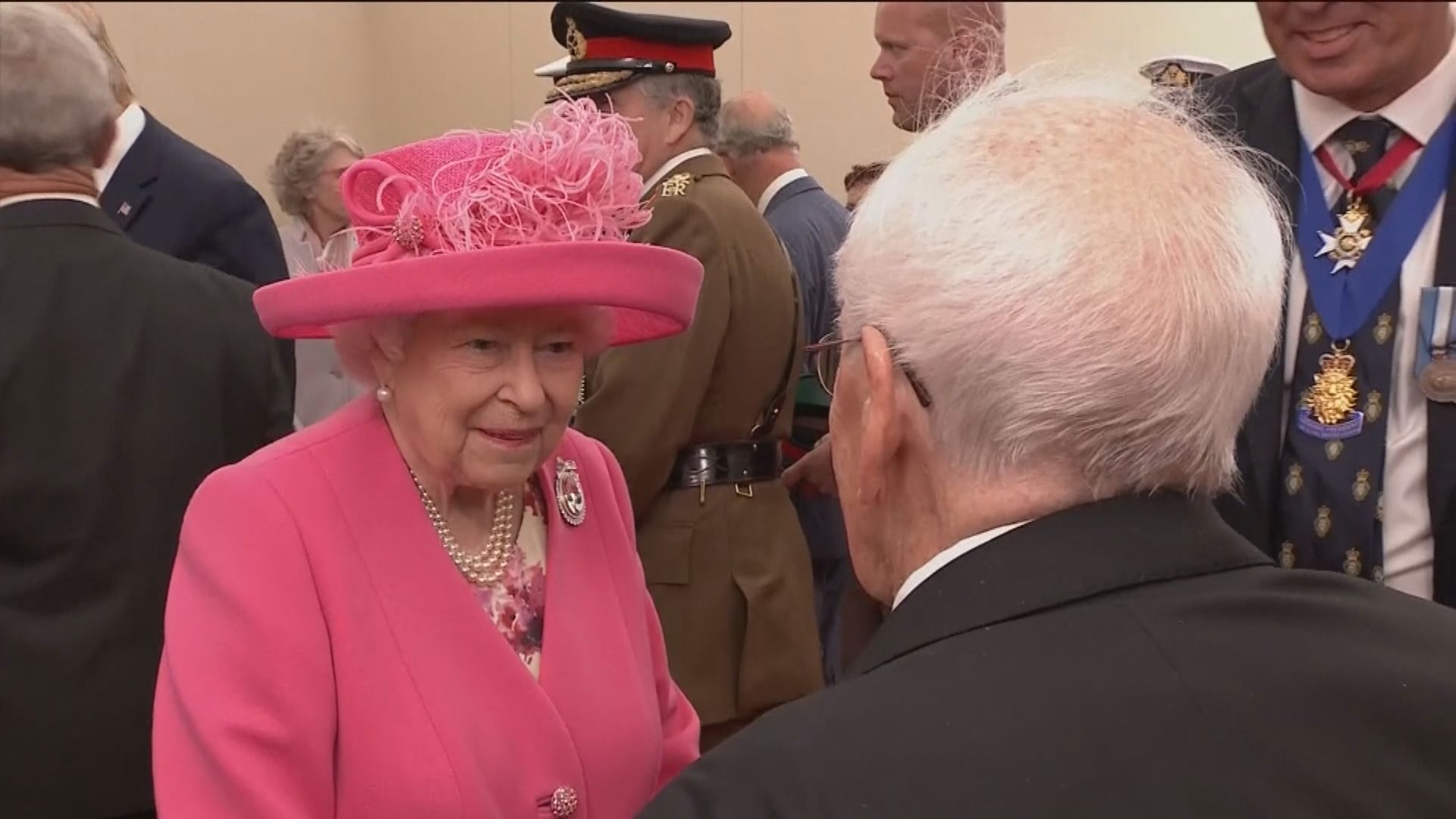 英女王確診改與首相約翰遜電話通話