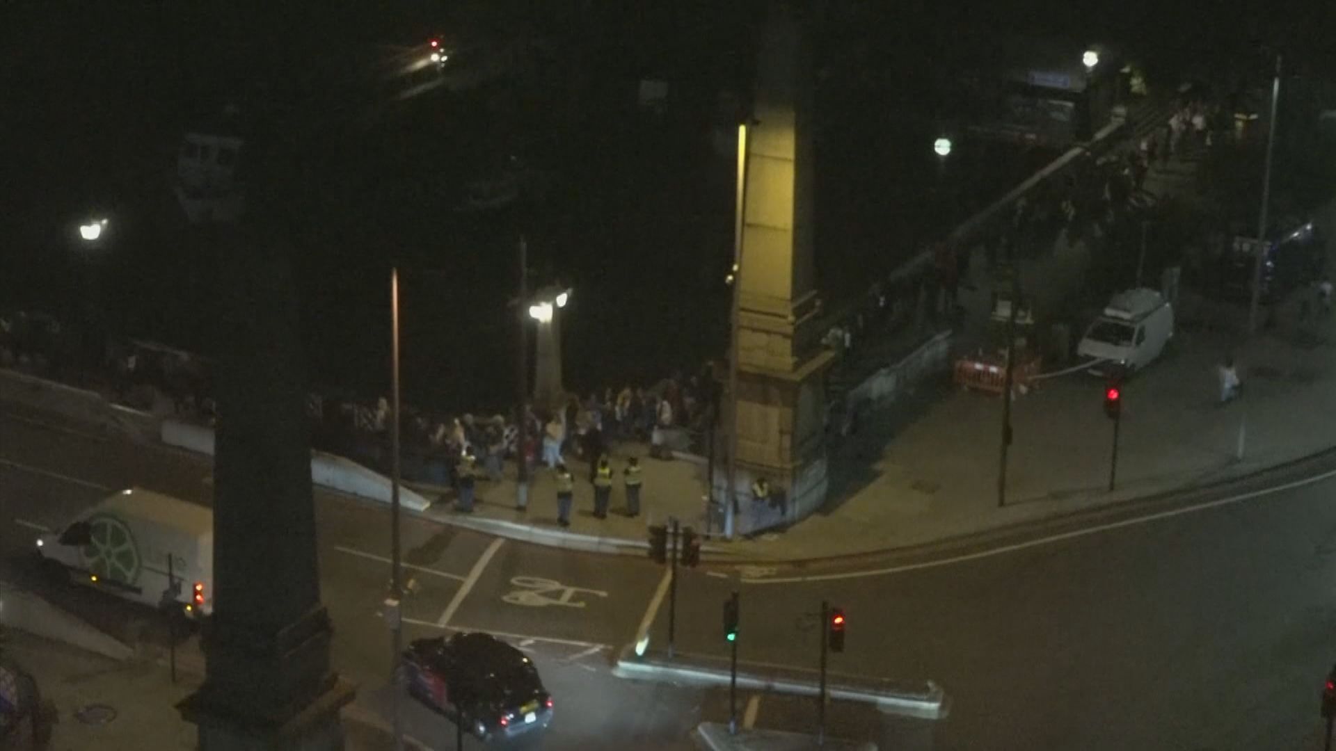 大批英國民眾排隊進入西敏宮瞻仰英女王靈柩