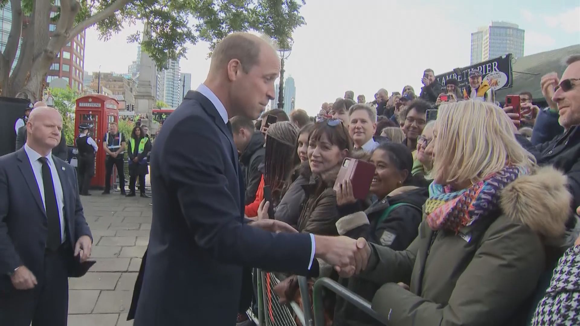 查理斯三世及威廉跟排隊瞻仰英女王民眾握手問候