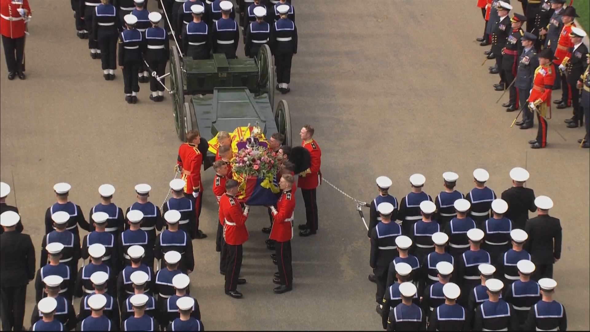 英女王靈柩抵威靈頓拱門後由靈車移送往溫莎堡