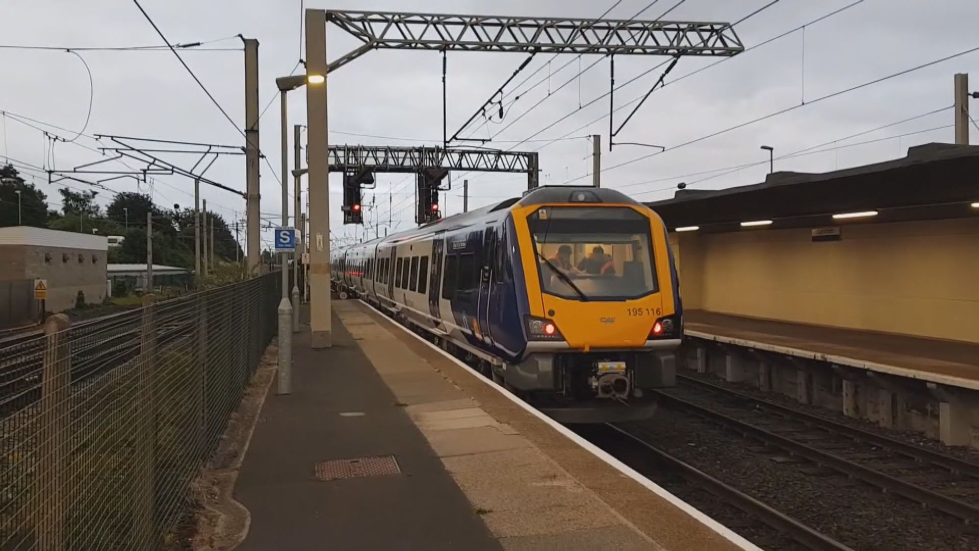 英國試驗乾冰清理路軌落葉減少火車延誤