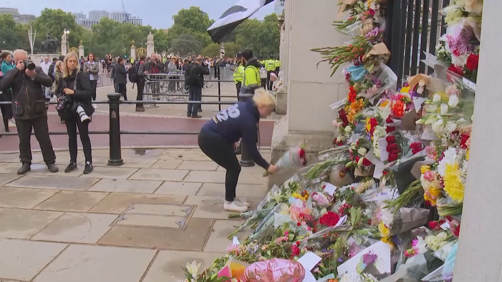 英國各界繼續悼念逝世的英女王伊利沙伯二世