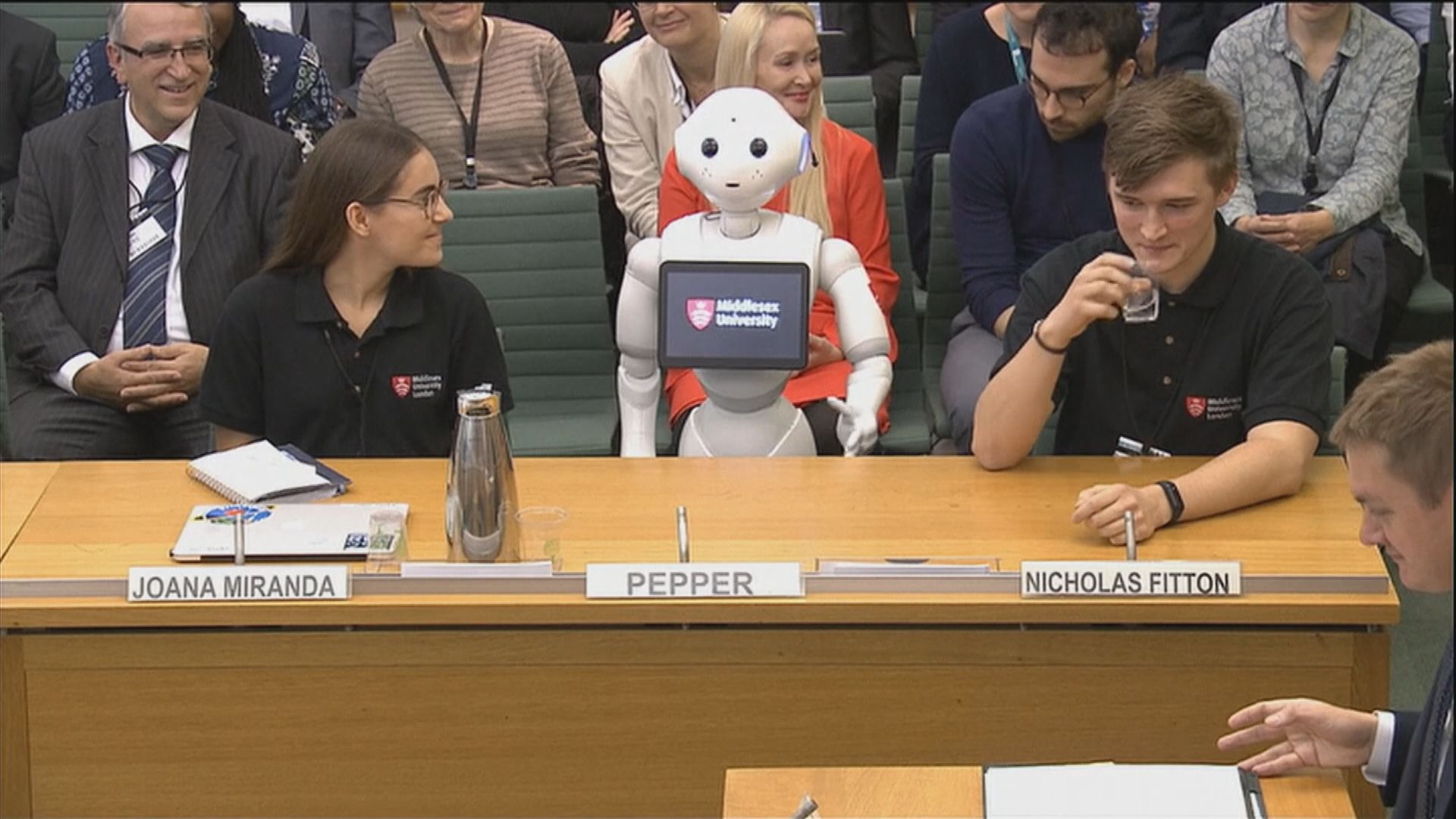 機械人首度到英國國會作供