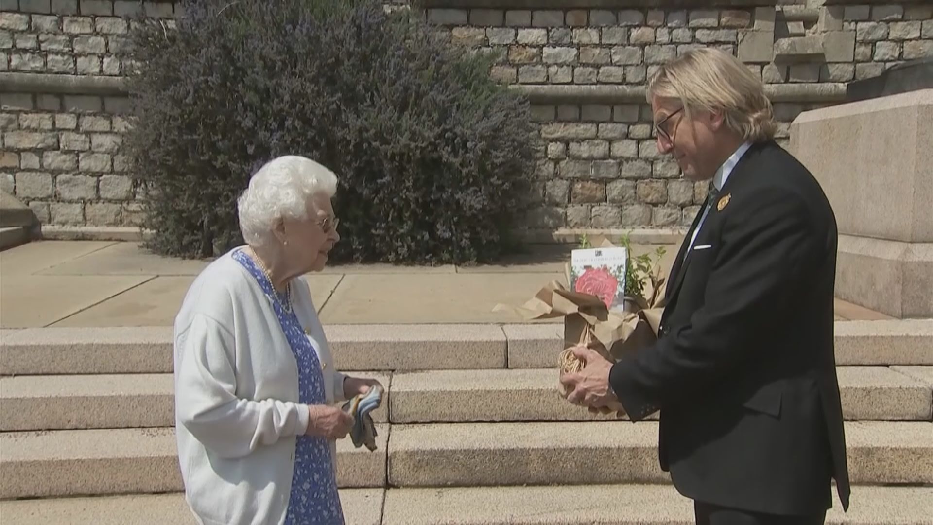 英女王獲贈新品種玫瑰紀念菲臘親王百歲冥壽