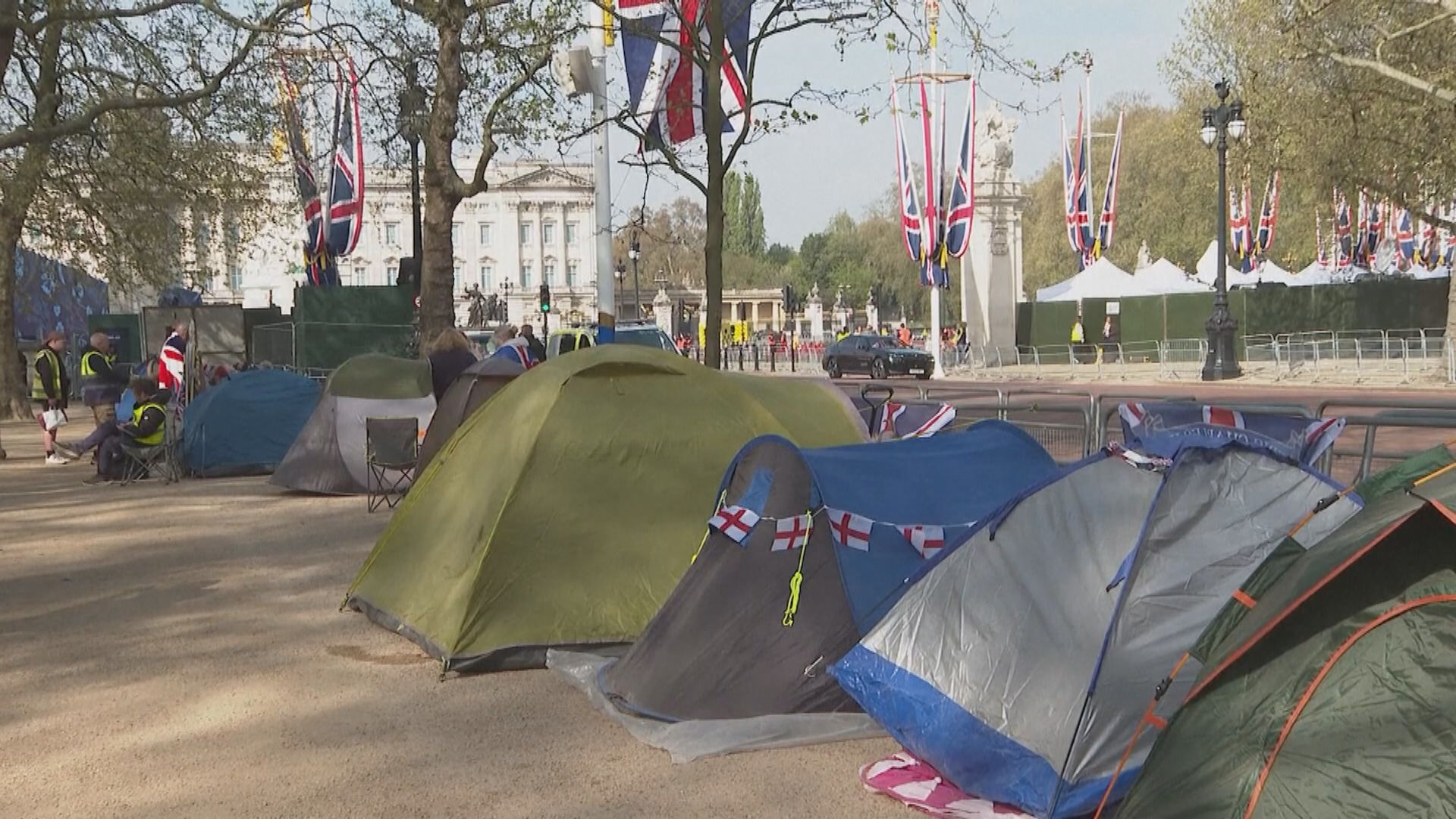 英王加冕典禮舉行在即　民眾白金漢宮外紮營等看巡遊