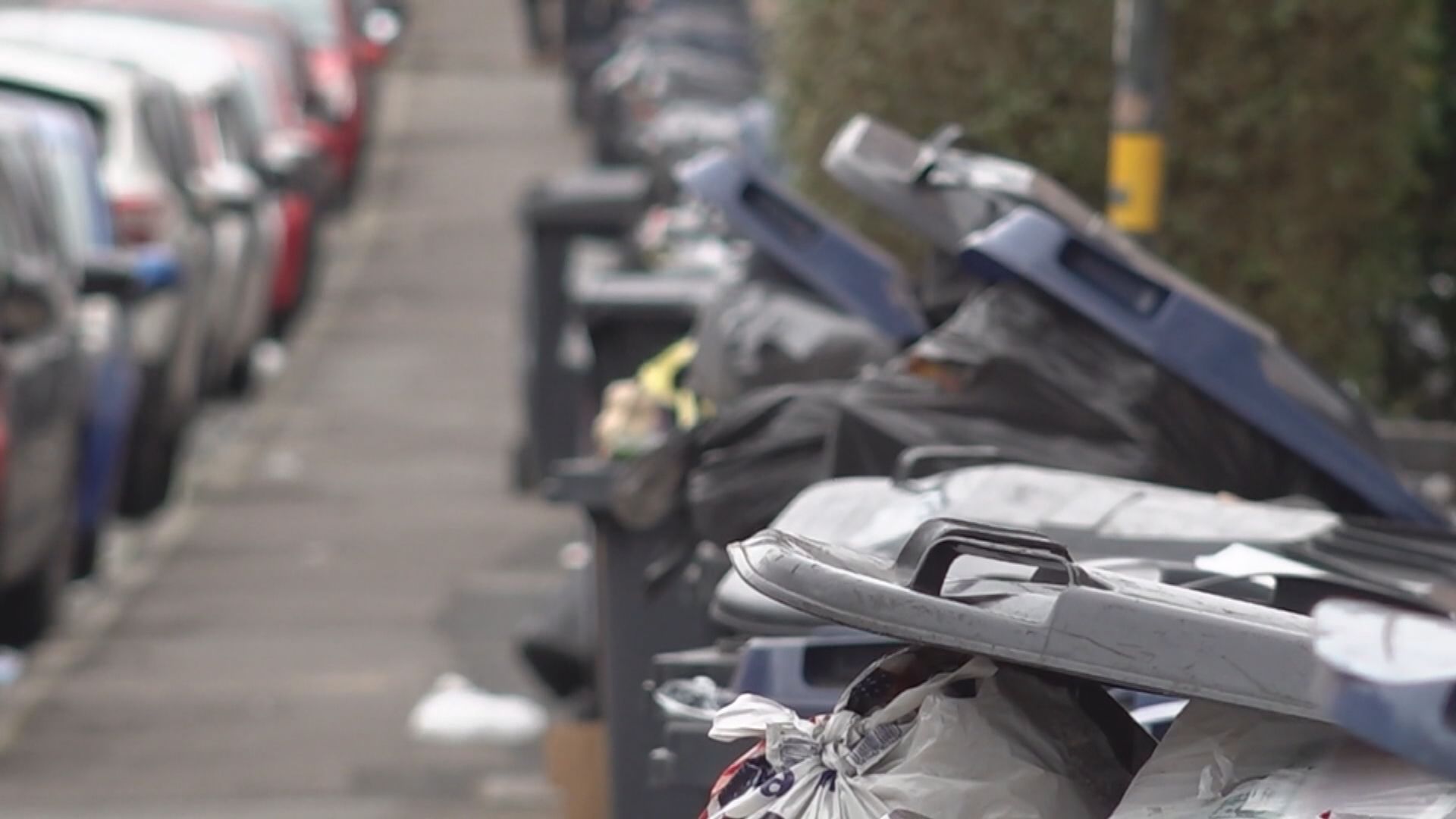 伯明翰清潔工罷工逾一周談判無進展　居民斥滿街垃圾老鼠如貓般大