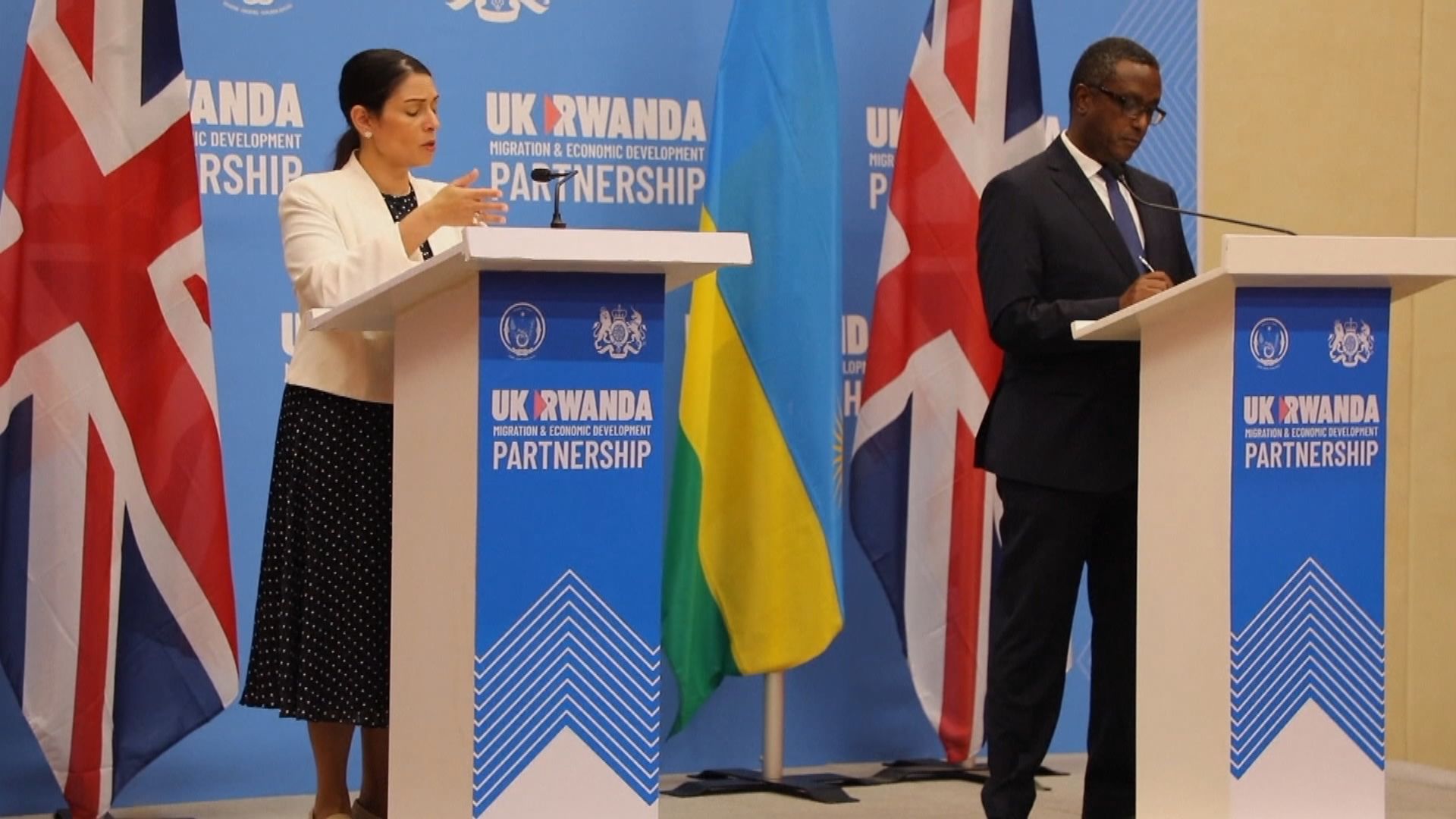 英國把部分到英尋求庇護人士送往盧旺達