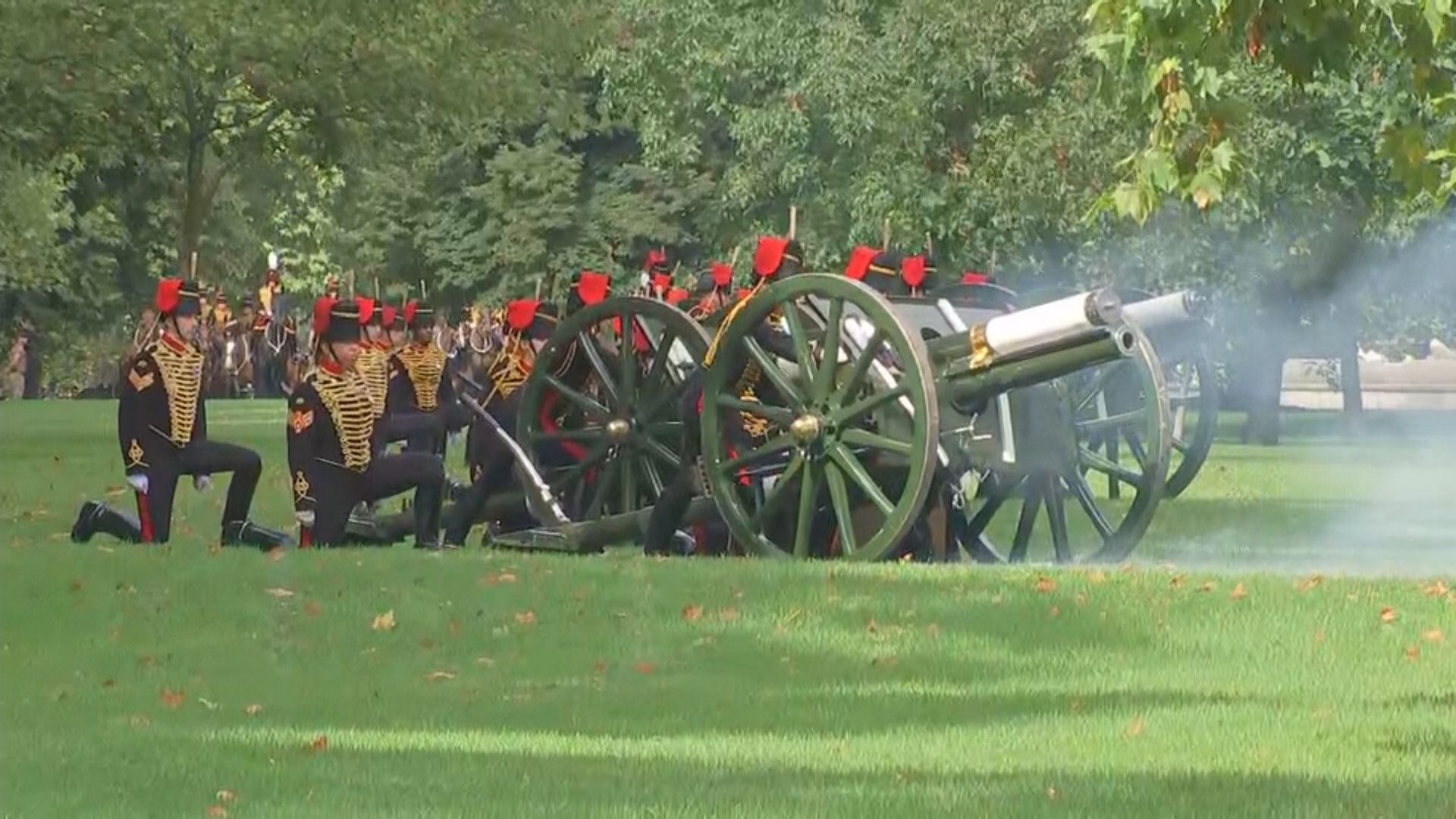 英國多處鳴禮炮及響鐘聲悼念英女王