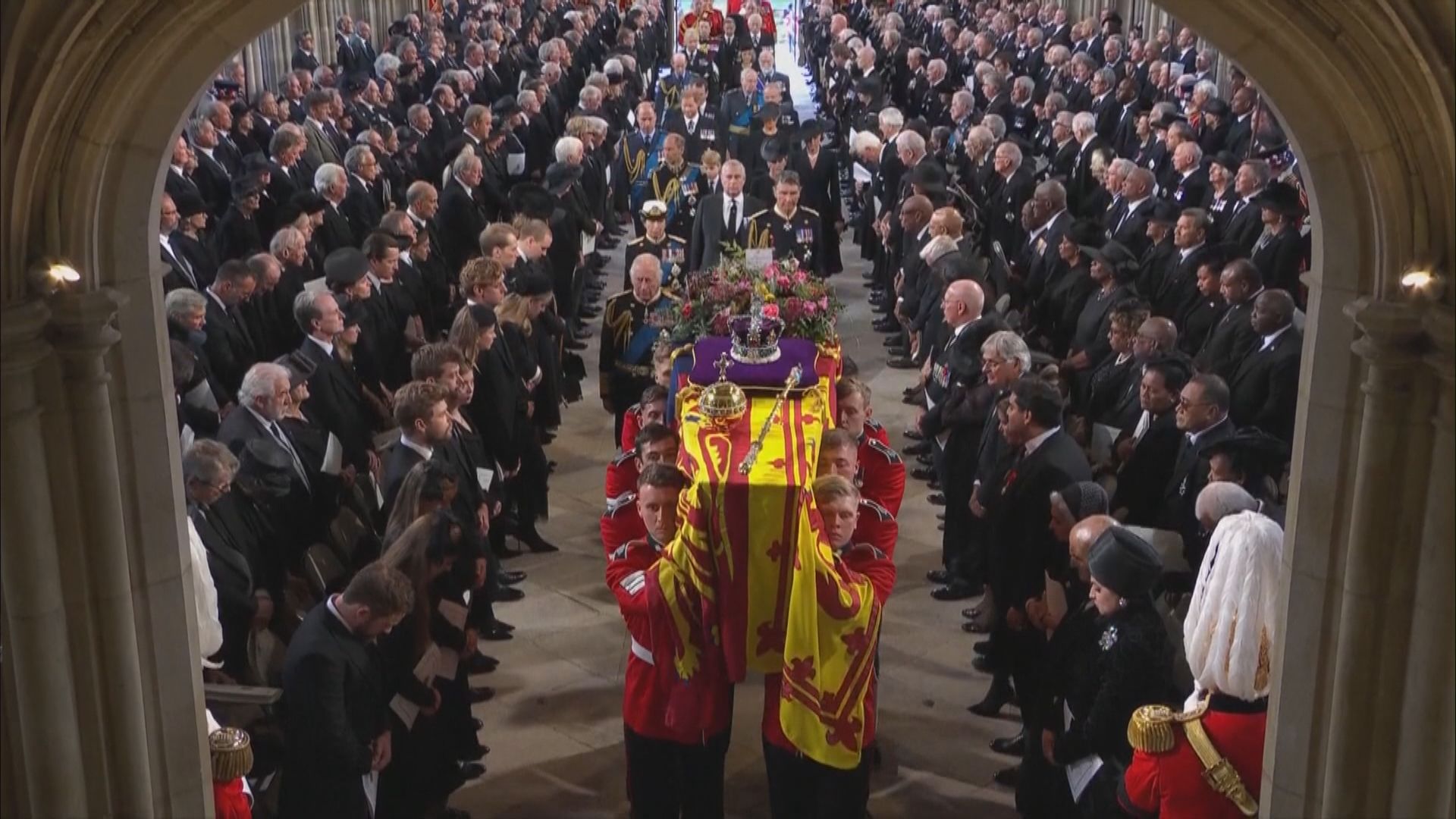 英女王靈柩移送到溫莎堡聖喬治教堂安葬