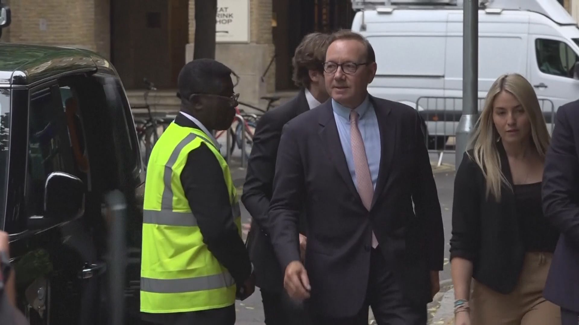 奇雲史柏西性侵案在英國倫敦開審