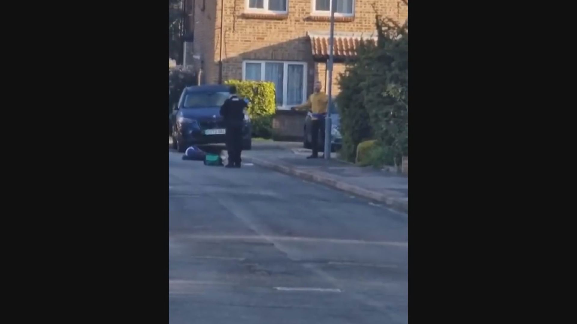 倫敦市郊一個地鐵站外有男子疑持劍斬人 據報最少5人傷 