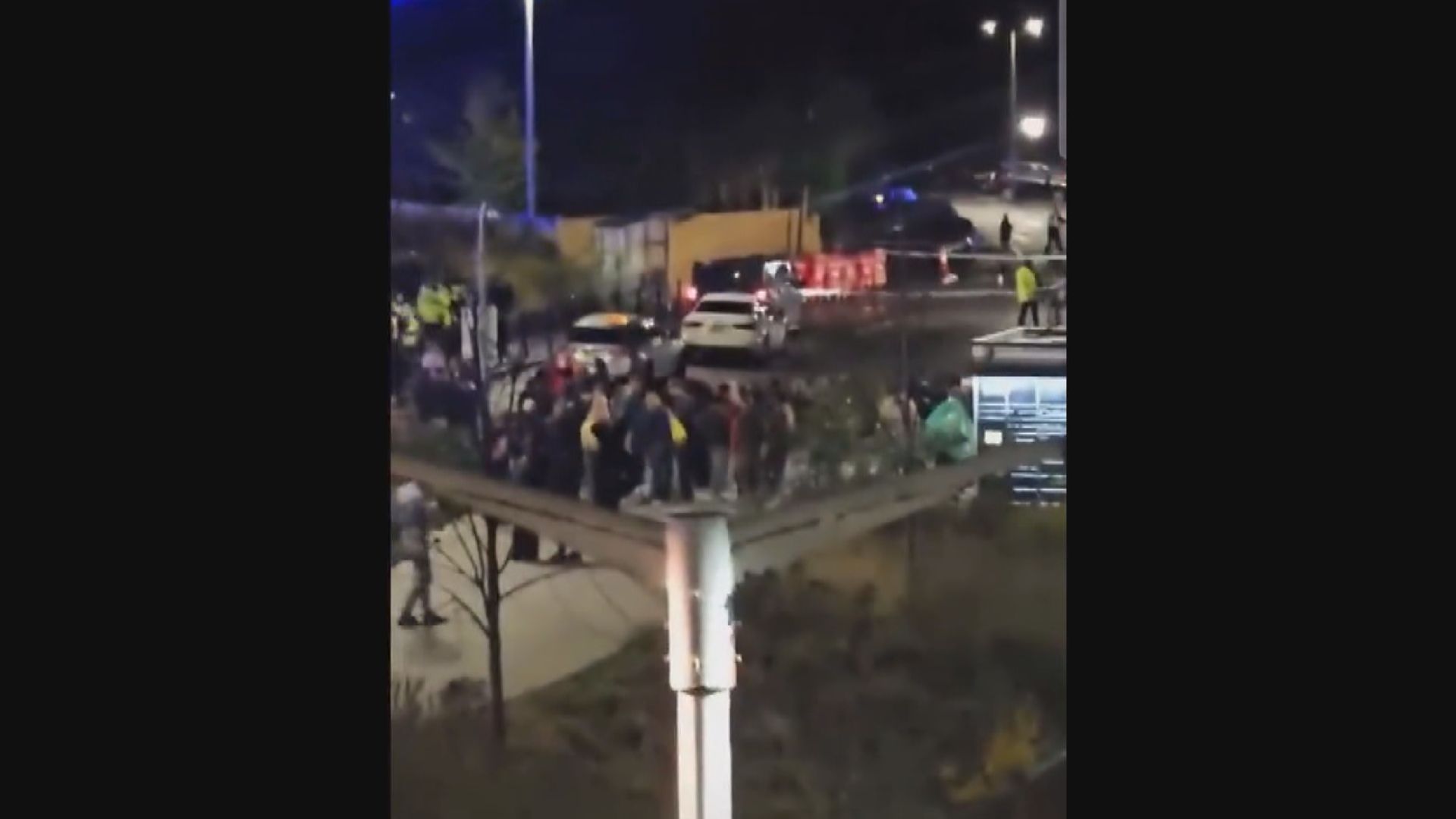 英國一列火車有10人被刺傷　警方拘捕兩人