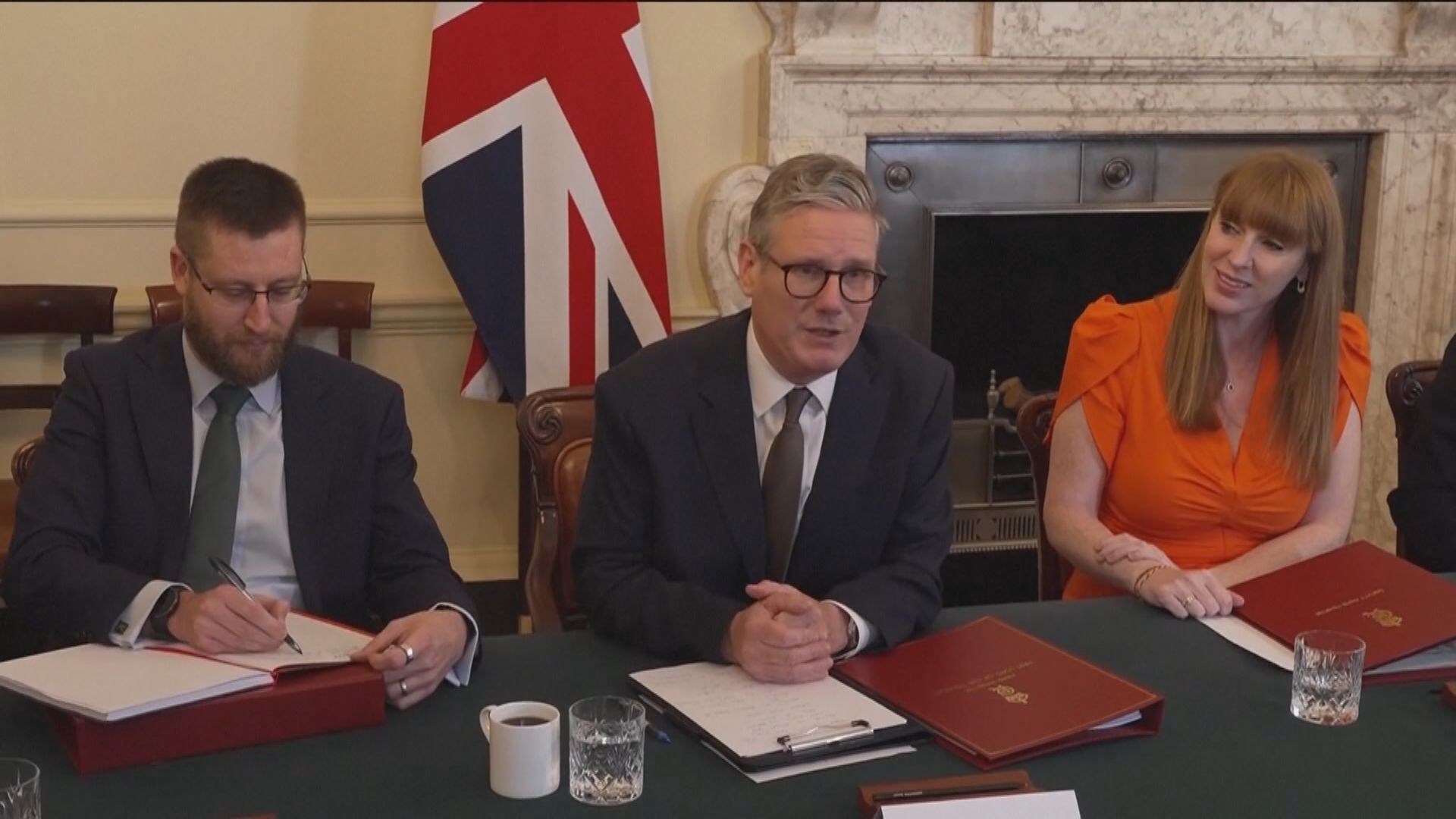 英國首相施紀賢召開首場內閣會議