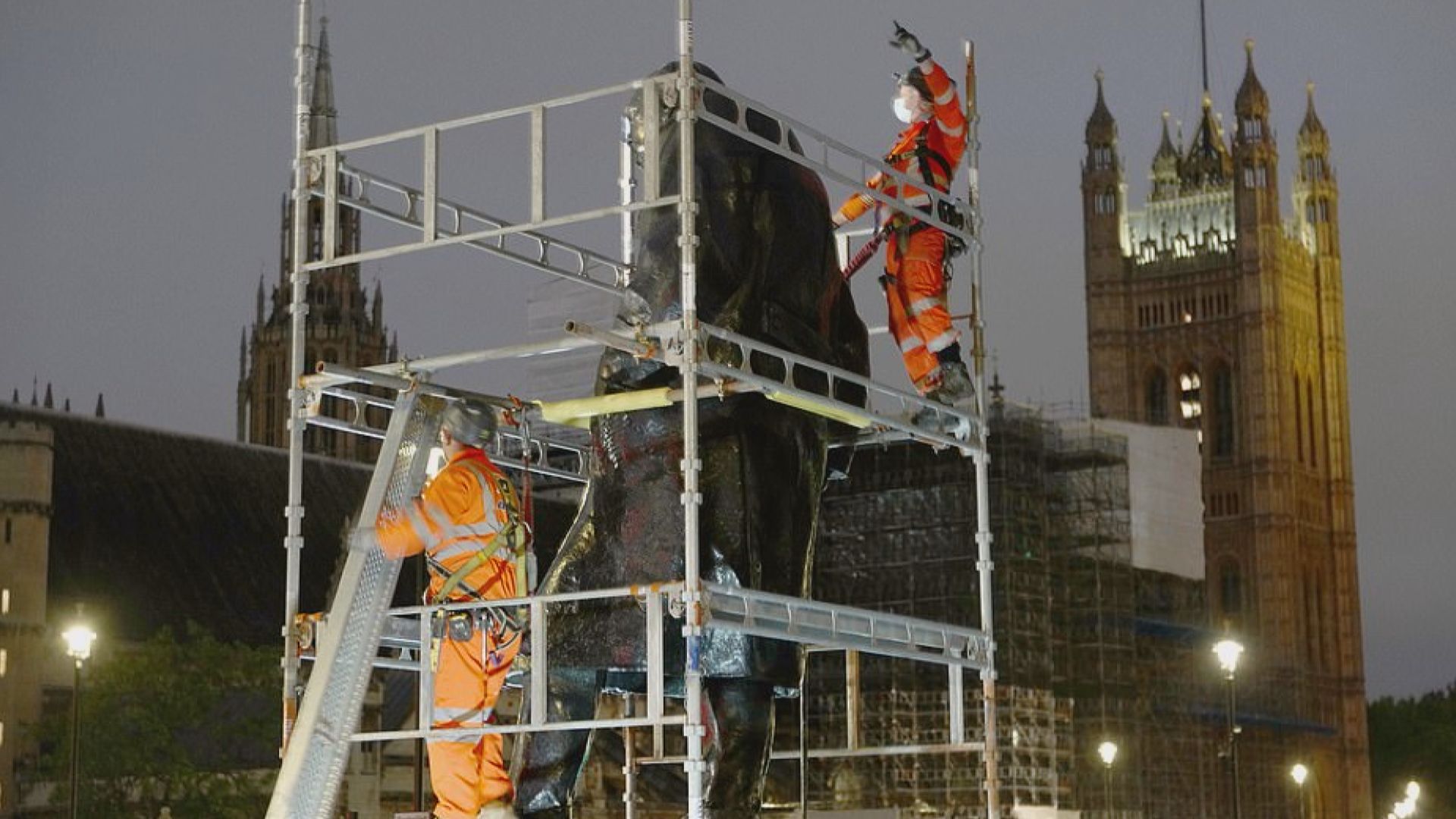 英國多個雕像架起圍板防破壞