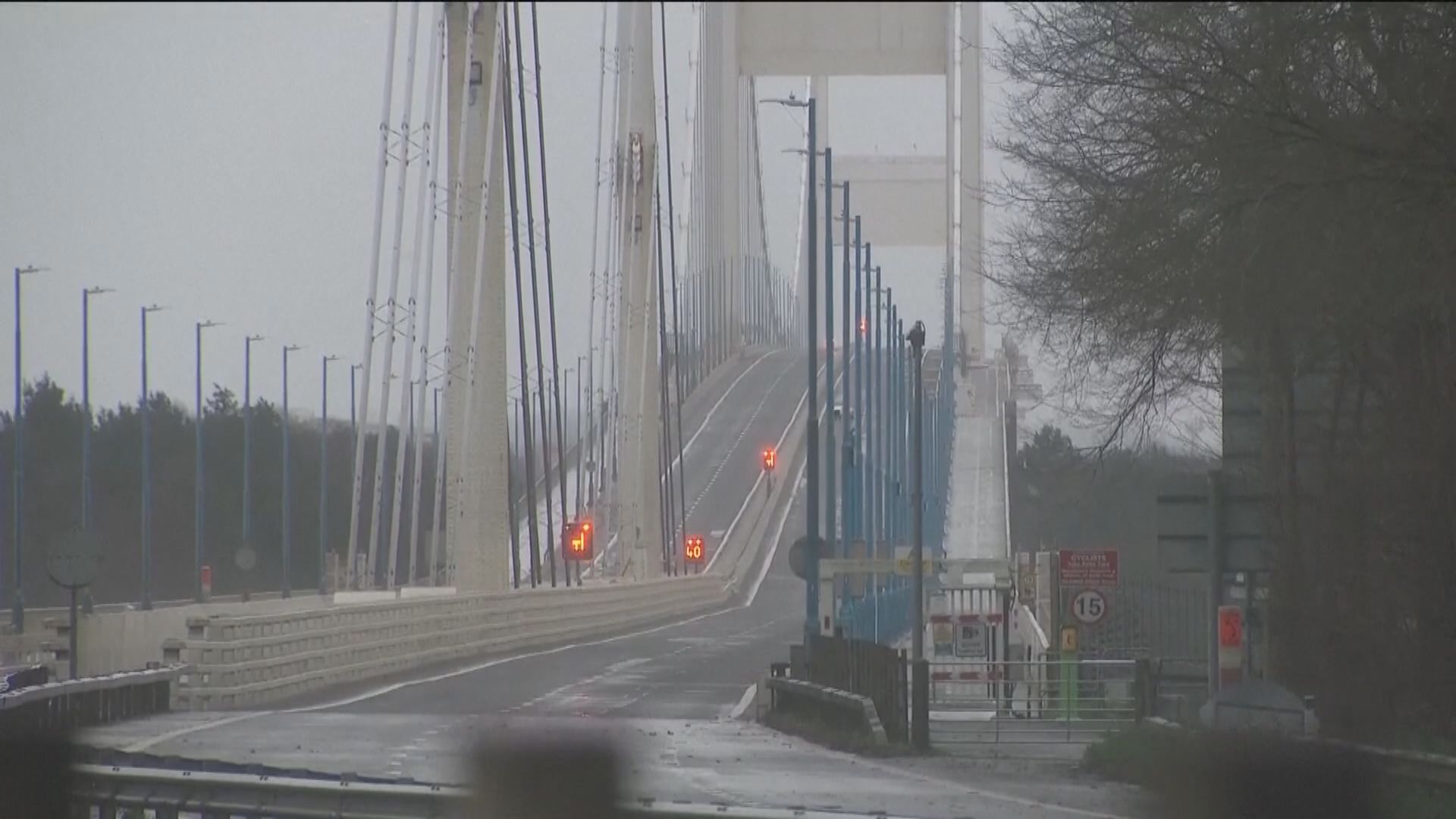 英國遭風暴吹襲交通受阻過萬戶電力中斷