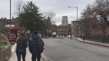 留學英國｜當局擬為大學招收國際生設門檻　以防學生簽證成庇護跳板