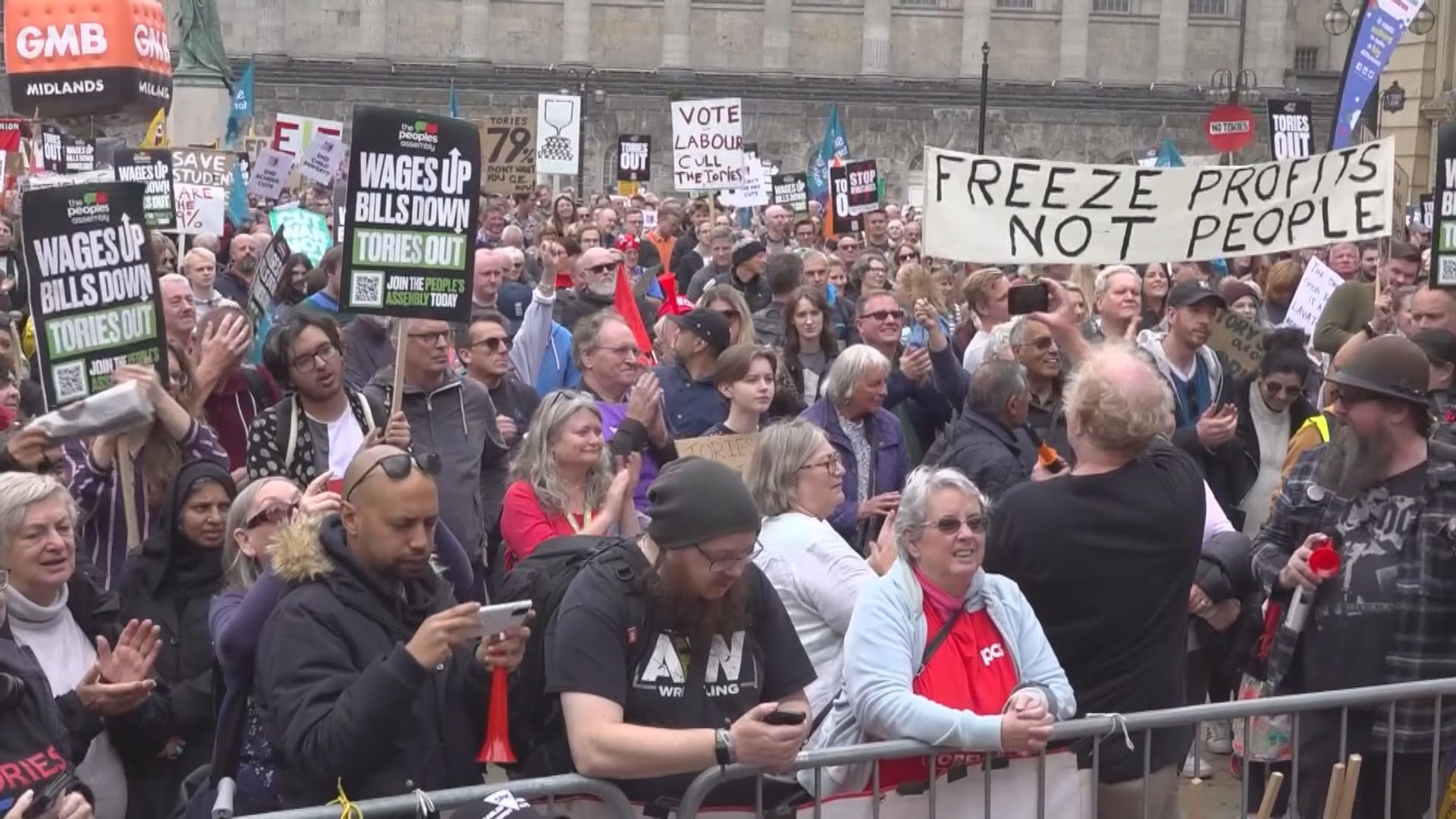 英國政府放棄計劃　不會取消向富人徵收45%最高稅率