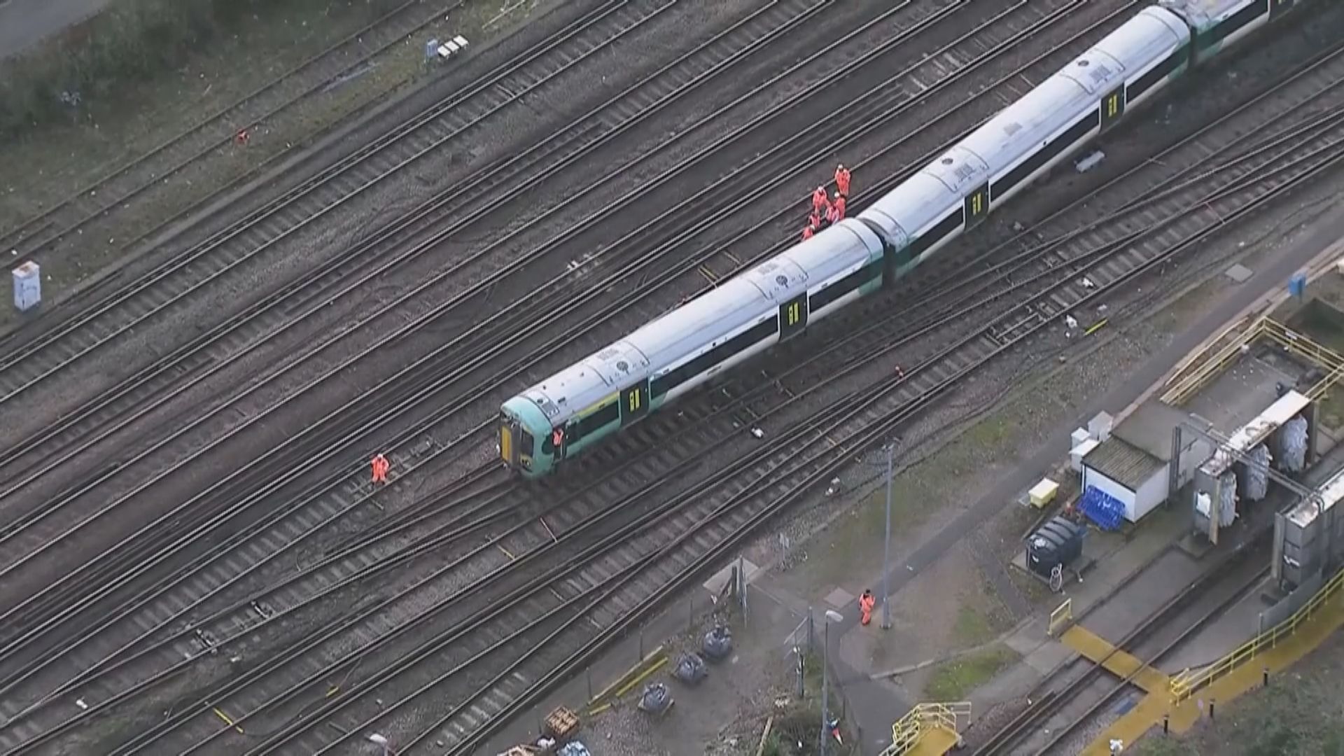 倫敦有列車脫軌加上信號故障　鐵路服務受阻