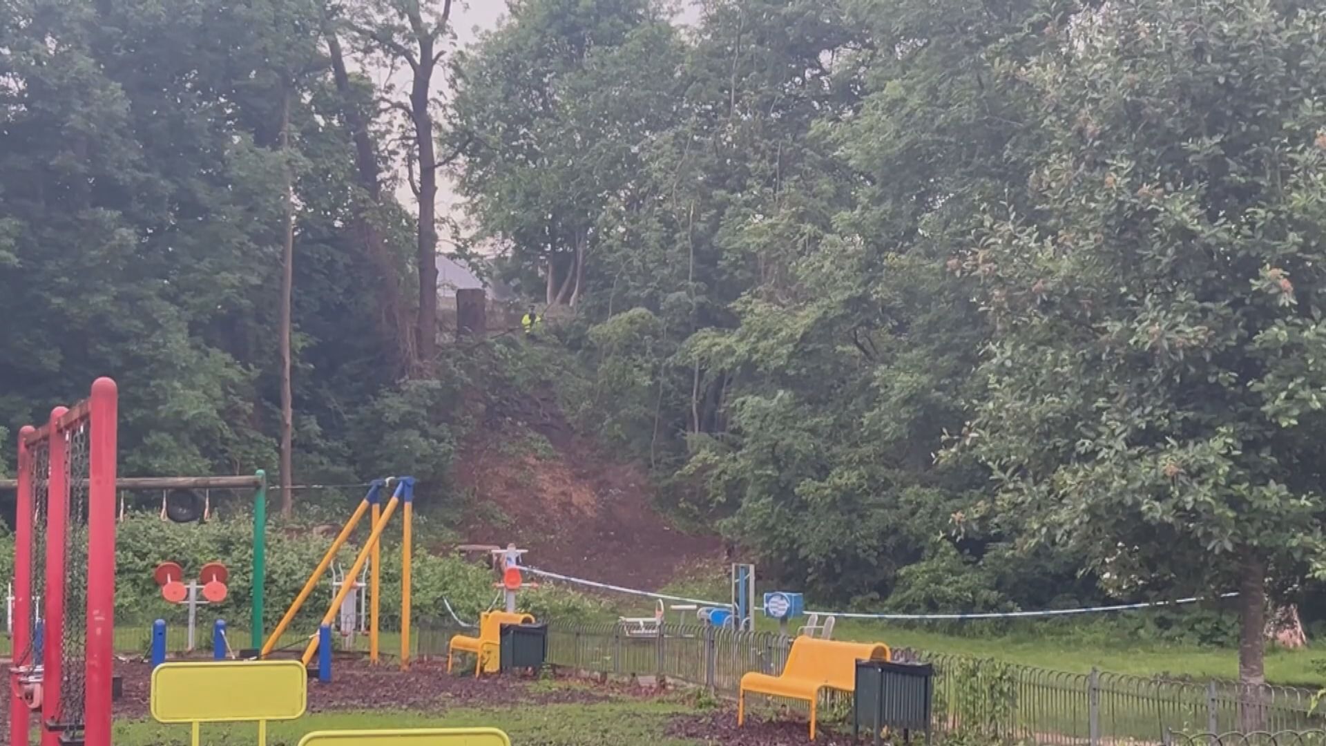 英國起訴三人違國安法 其中一名被告被發現伏屍公園