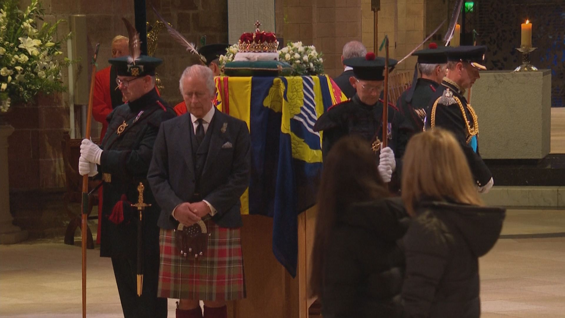 英王查理斯三世與弟妹於愛丁堡為英女王守夜