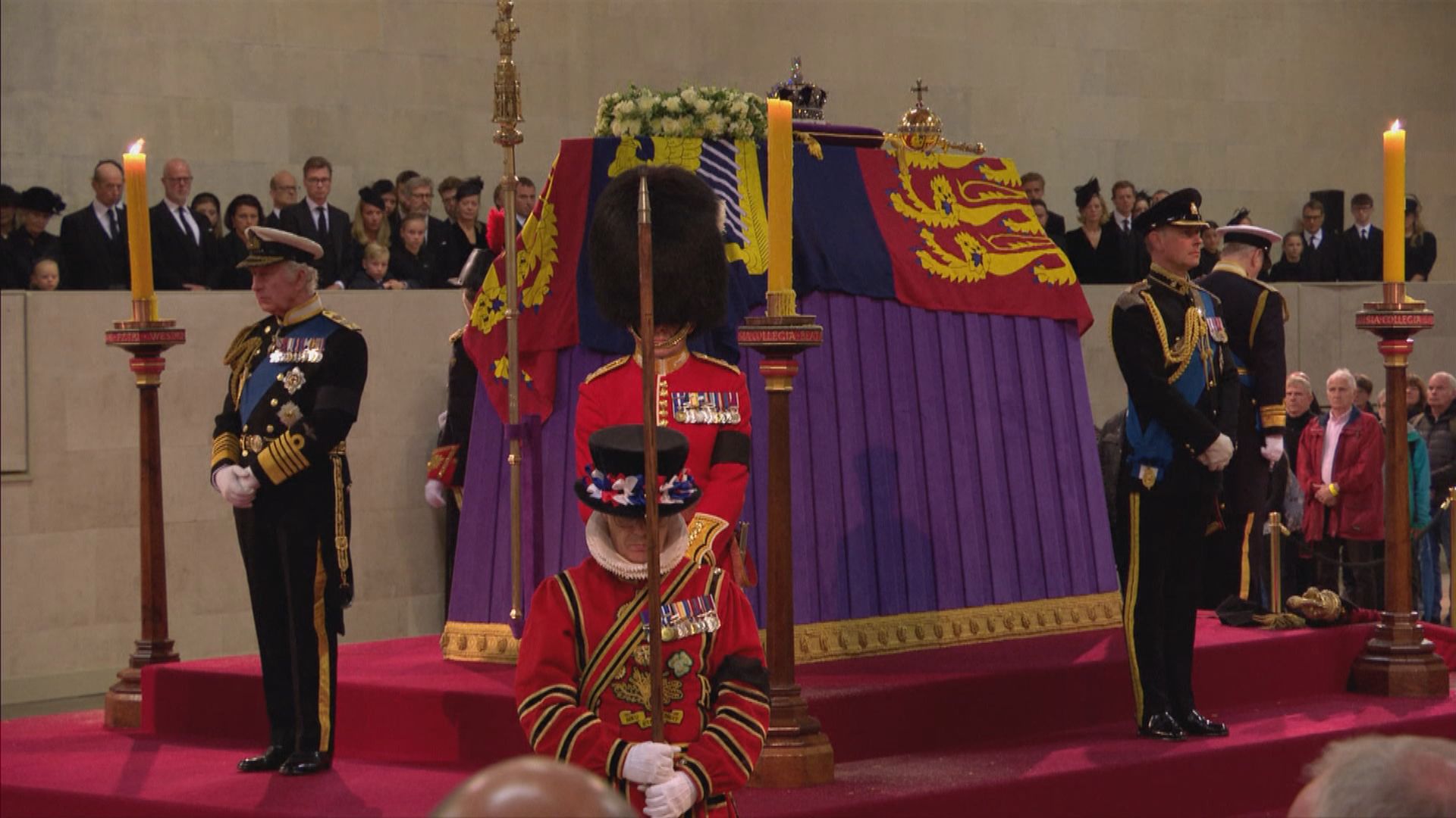 英王查理斯三世率領弟妹為亡母守靈