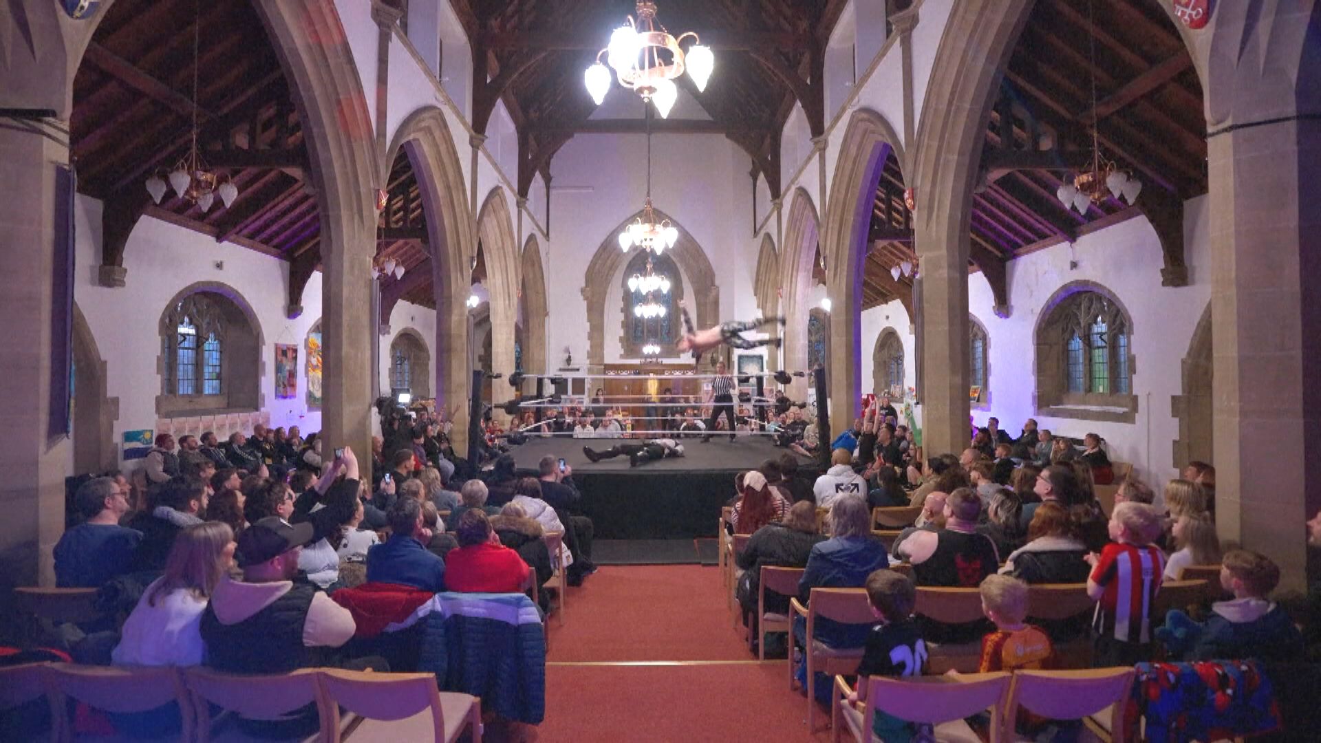返教會摔角︱英國教會設擂台辦摔角比賽　冀吸引信眾