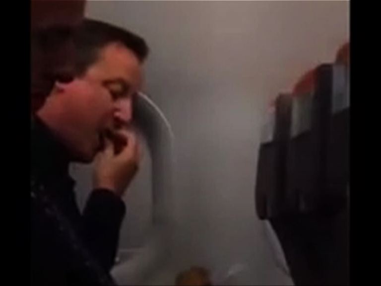 卡梅倫搭廉航食薯片引熱議