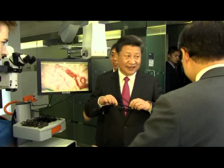 習近平到英國帝國理工學院參觀
