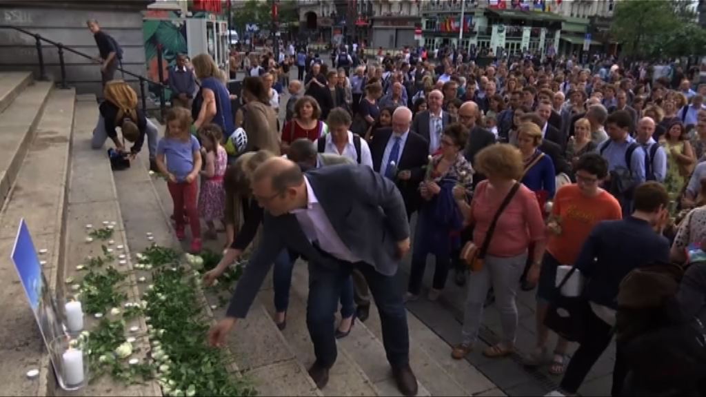 全球多地舉行活動悼念考克斯