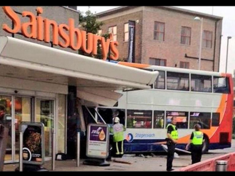 英雙層巴士撞超市多人死傷