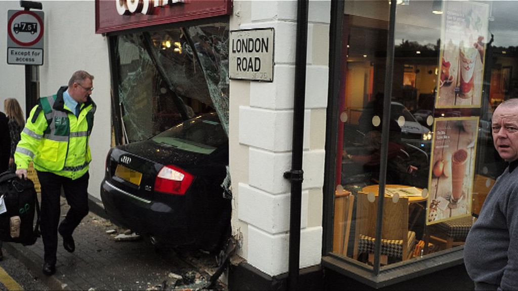 英私家車衝入咖啡店釀一死五傷