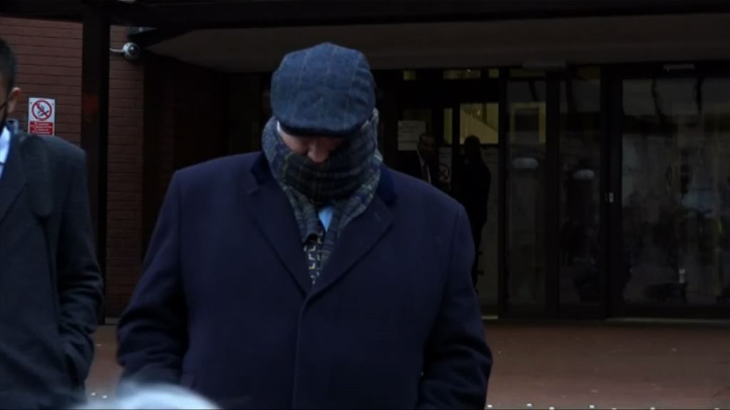 英國醫生於病人肝臟刻名罪成判罰款和社服令