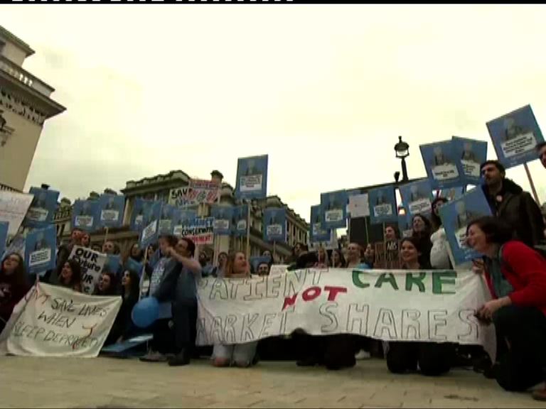 英住院醫生醞釀罷工抗議新制度