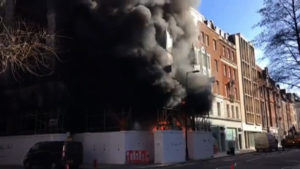 倫敦中部購物區有建築物起火