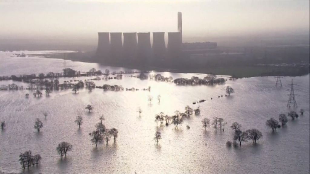 英國北部大水浸　卡梅倫視察災區