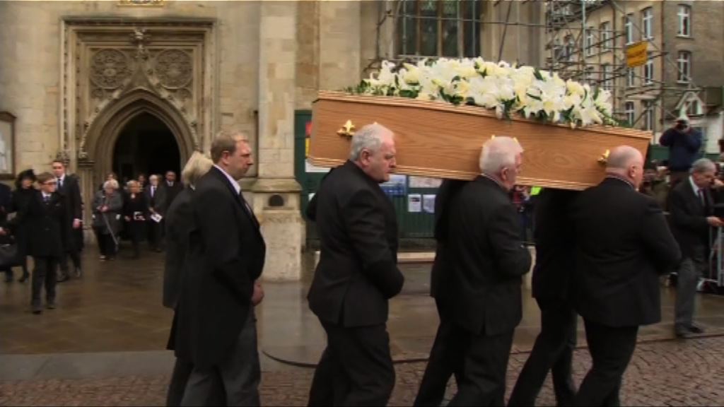 霍金葬禮於英國劍橋舉行　大批民眾等候送別