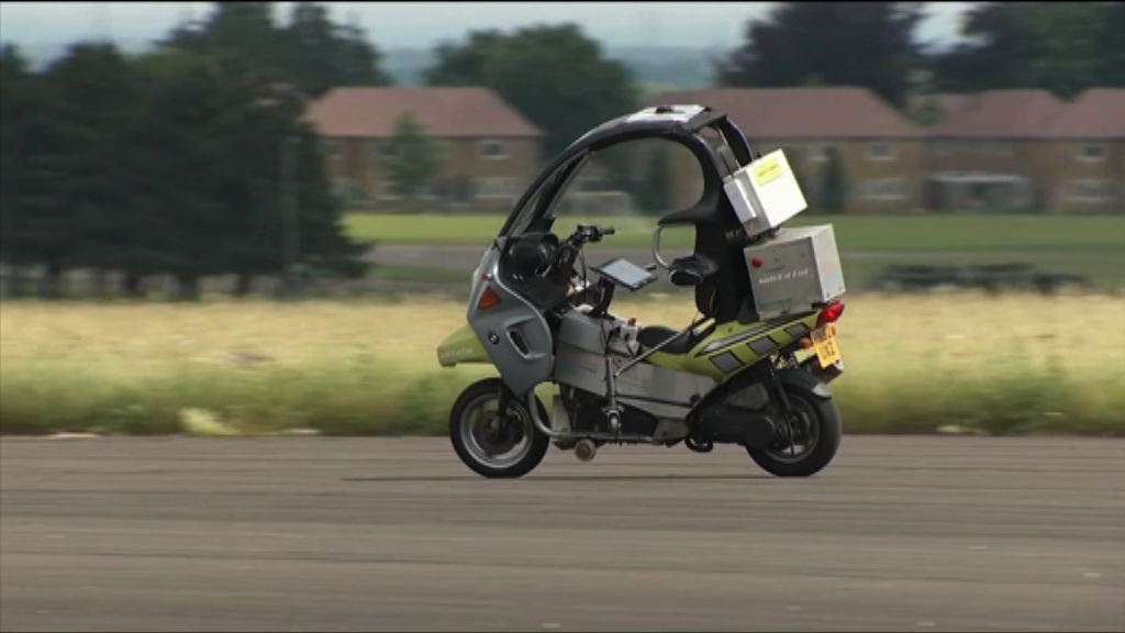 英研發首架無人駕駛電單車