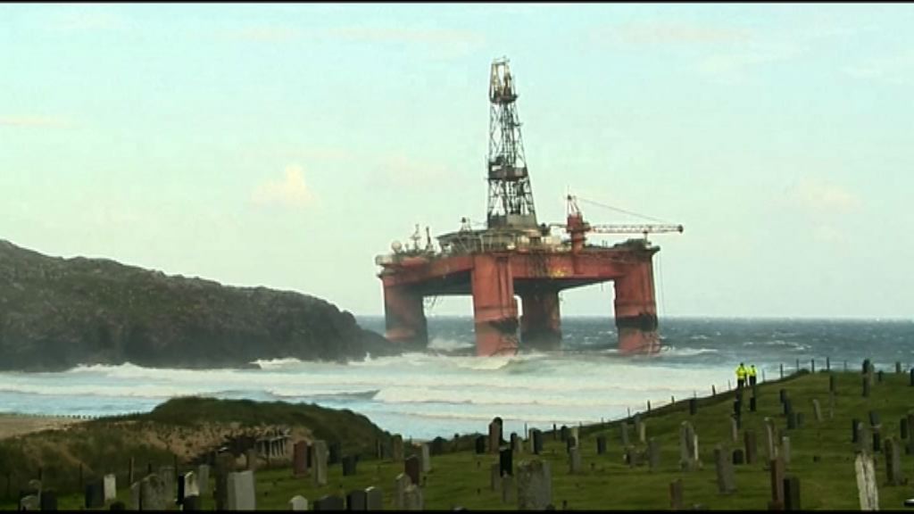 鑽油台在蘇格蘭西部海岸擱淺