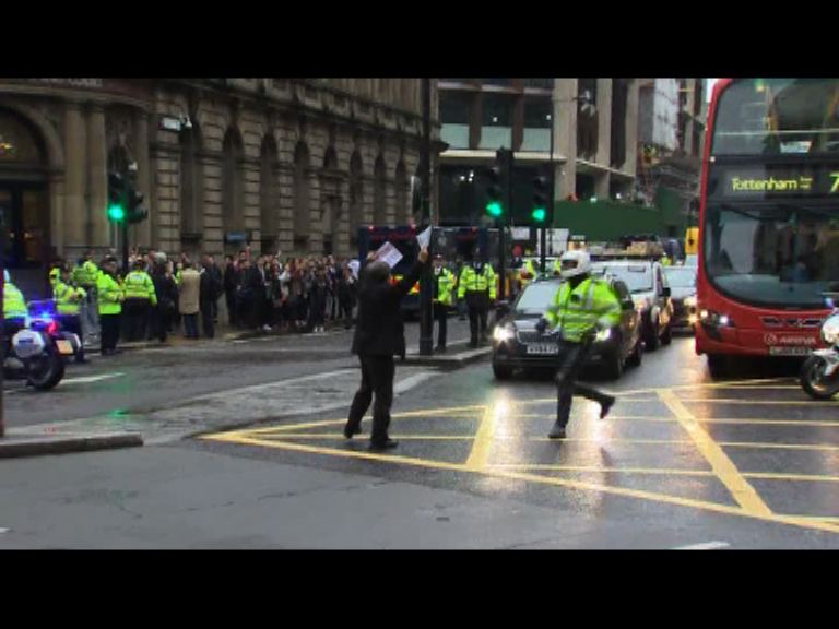 習近平訪英　示威者抗議英國漠視西藏問題