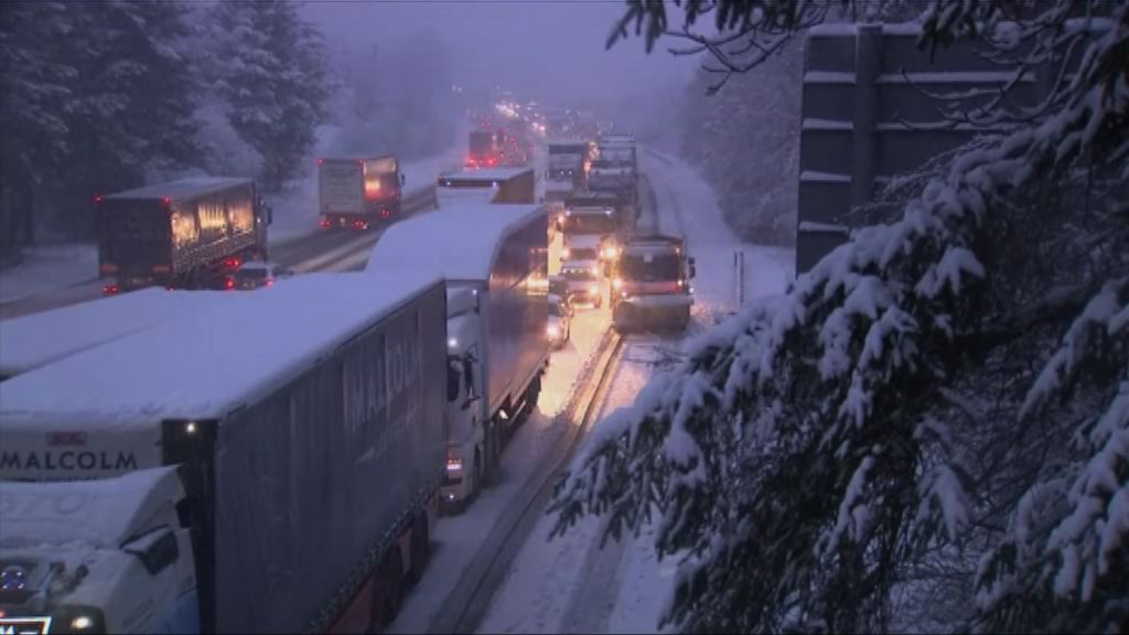 英國北方下雪道路交通受阻