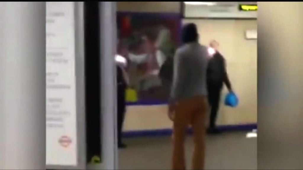 倫敦男子地鐵刺傷三人遭警制服