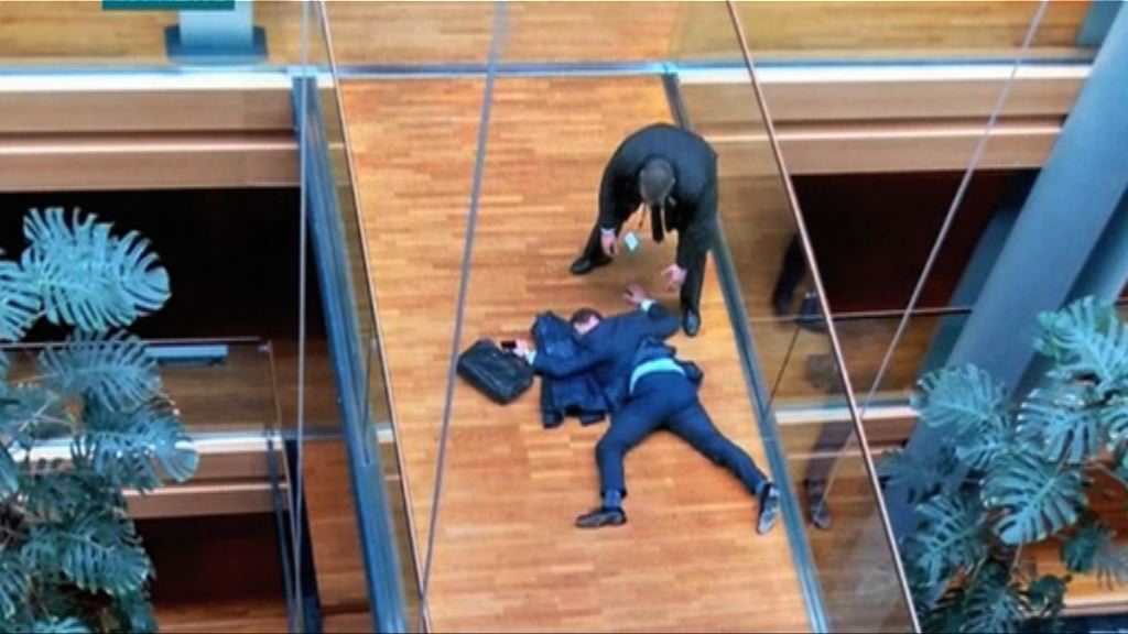 英獨立黨魁熱門人選疑被擊中頭部暈倒