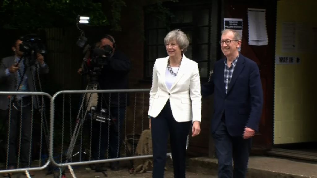 英揆文翠珊到票站投票