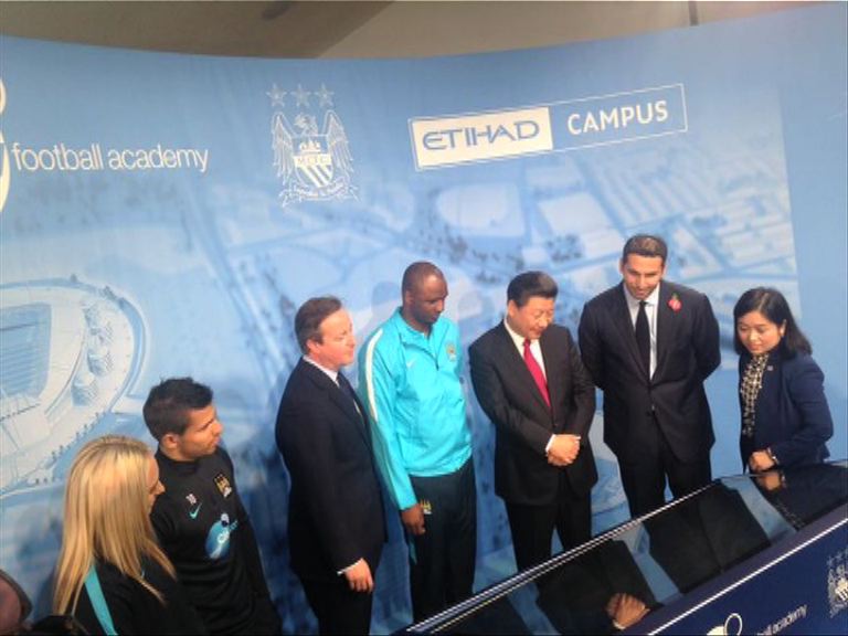 習近平參觀英超球會曼城