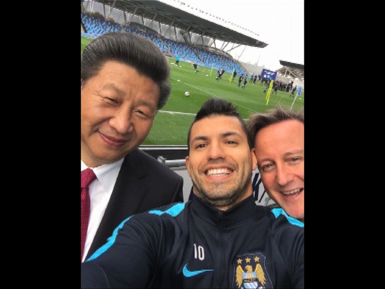 習近平獲贈曼城的球衣