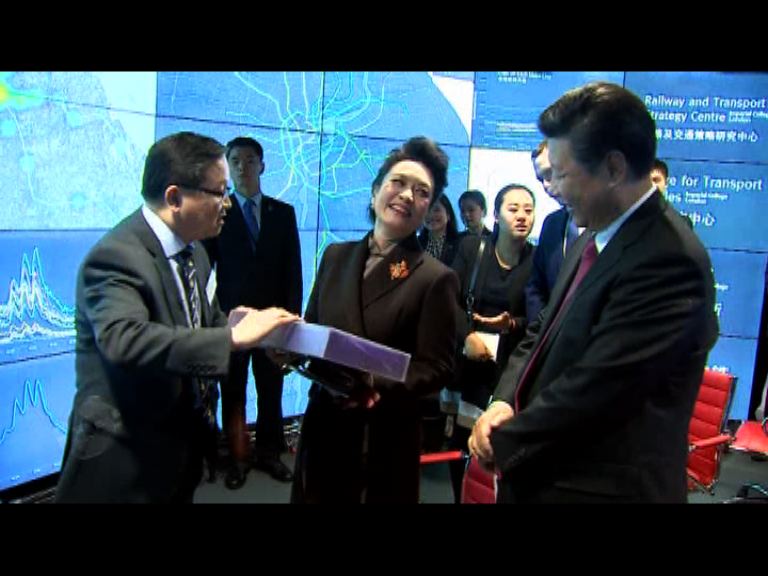 習近平夫婦參觀中英創意產業展