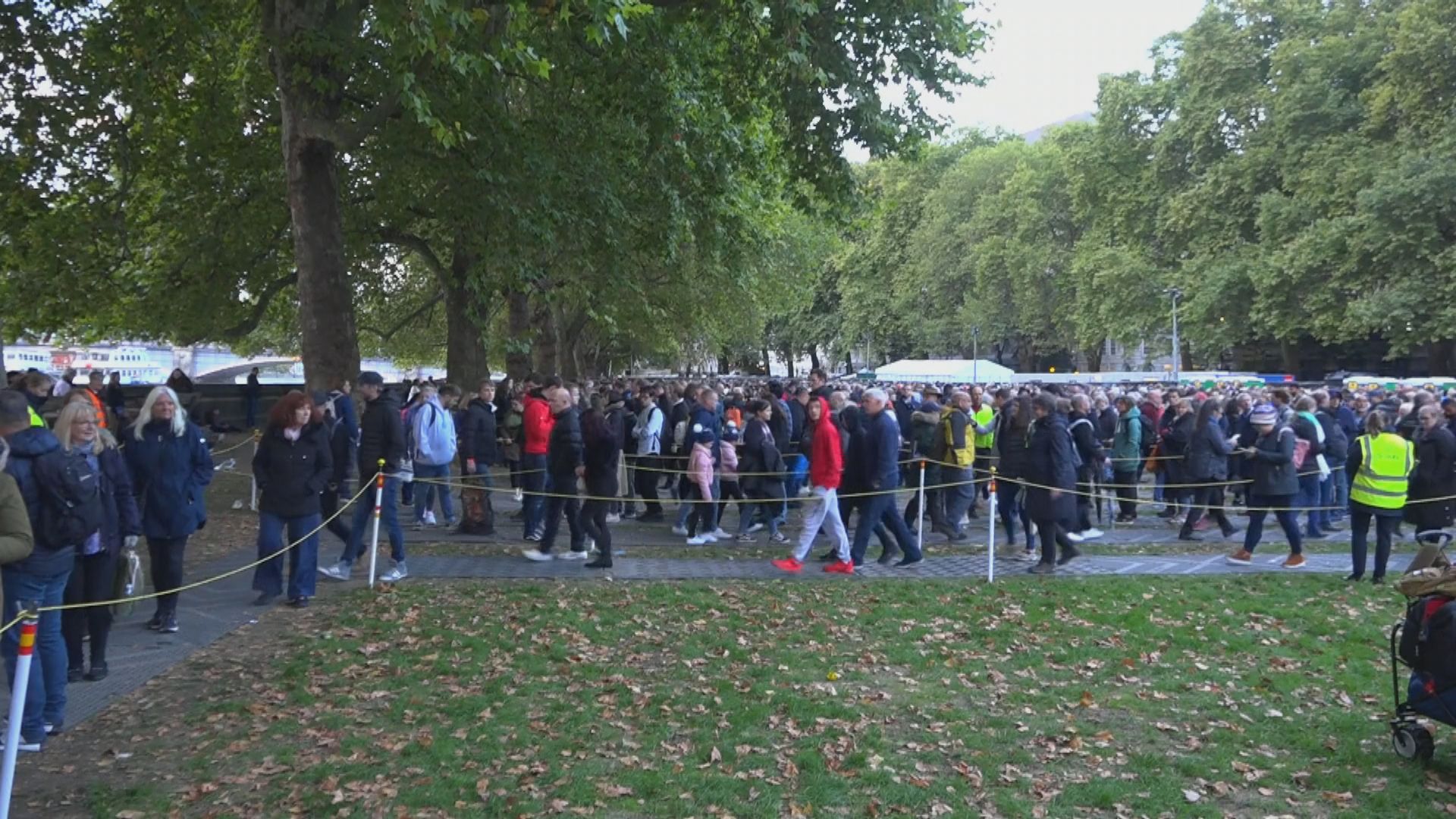 等候悼念英女王的民眾太多　當局宣布要「截龍」最少六小時