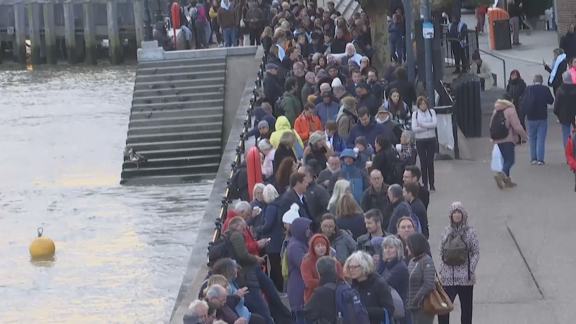 等候悼念英女王的民眾太多　當局宣布要「截龍」最少六小時